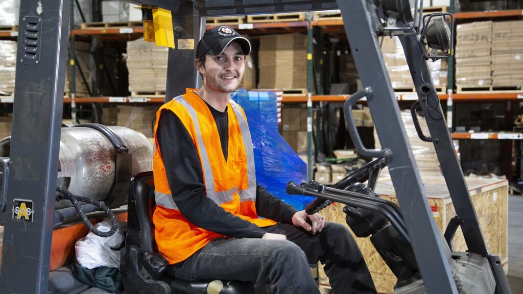 forklift, worker, warehouse-4074234.jpg